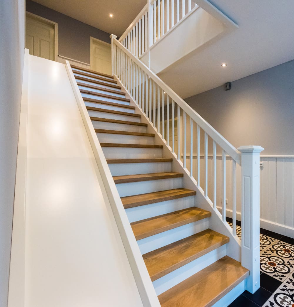 Massivholztreppe mit Eichestufen // Lingen | BÖRGER - Qualität in Holz